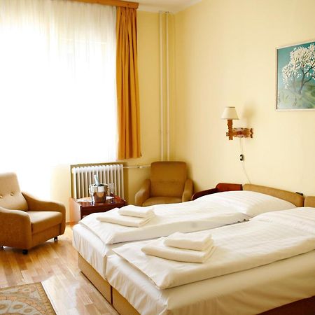 Hotel Bara Junior Budapeste Exterior foto